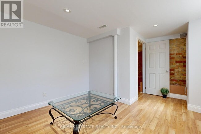 Building Photo - 470 Oriole Pkwy
