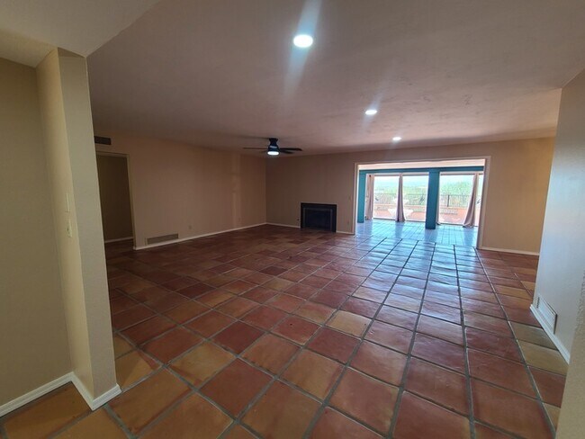 Building Photo - Beautiful 3bedroom 2 bathroom