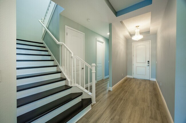 Building Photo - Luxurious 5 Bed/5Bath Home in the Sought-A...