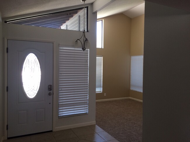 Front entry and family room - 1518 Onyx Ct