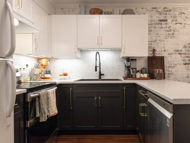 Building Photo - Updated Condo in Downtown Abbotsford