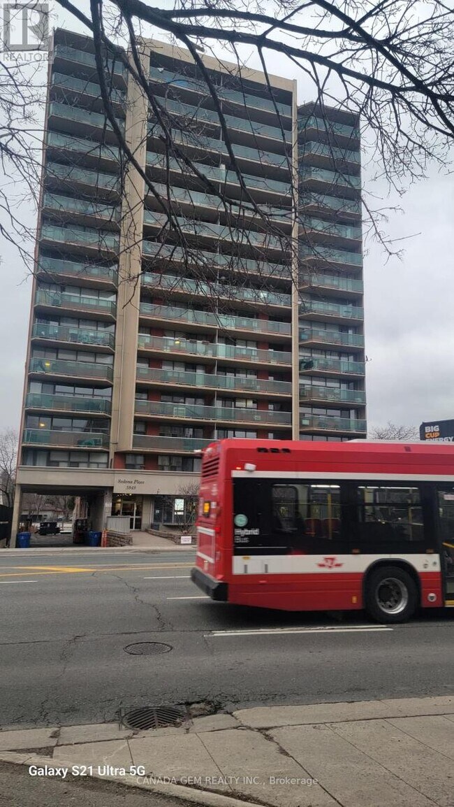 Photo du bâtiment - 5949 Yonge St