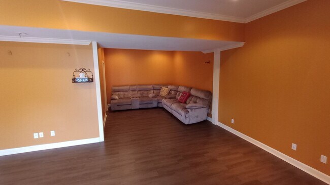 Building Photo - 4 bedroom 3 bath Home with Pickleball Cour...