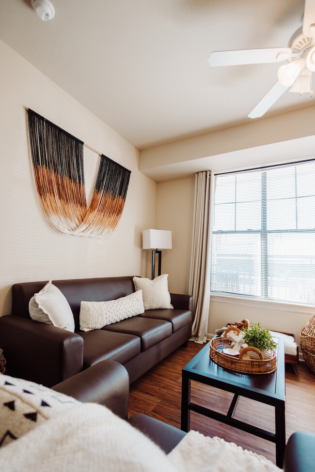 Sala de estar - Maverick Place