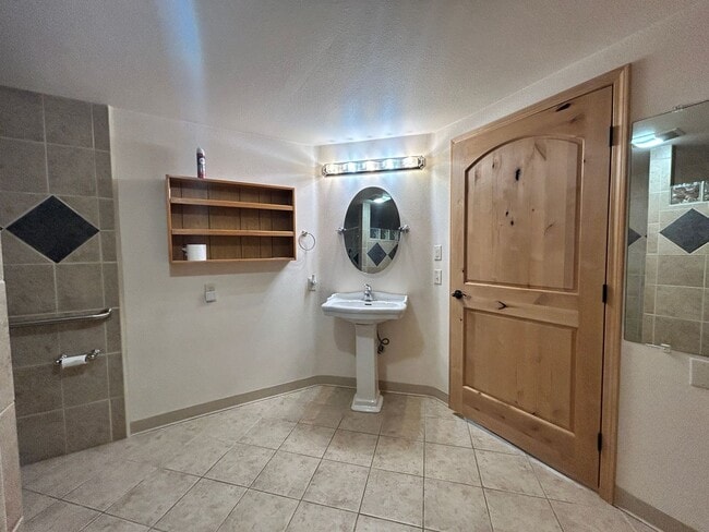 Building Photo - 1 bed 1 bath Duplex in South Hamilton with Large Shop