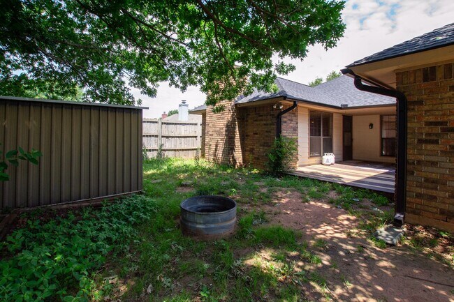 Building Photo - Spacious 4-Bedroom / 2-Bathroom Home with Modern Amenities in Edmond!