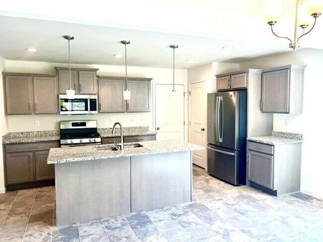 Foto del edificio - Stunning 2024 Newly Built Duplex Home - 3 ...