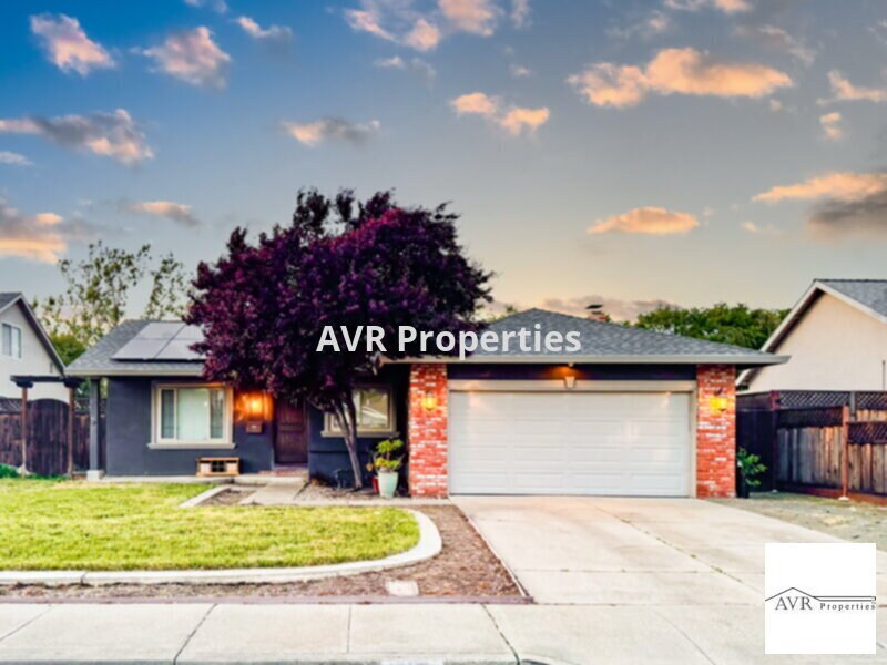 Foto principal - Solar panel, gorgeous, single family home