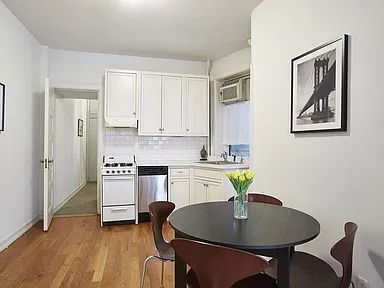 Foto del edificio - Located within the beautiful prewar cooperative building