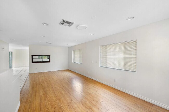 Building Photo - 14012 Sayre St