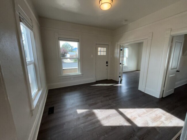 Foto del edificio - Located within walking distance of Weidner Field and America the Beautiful Park!