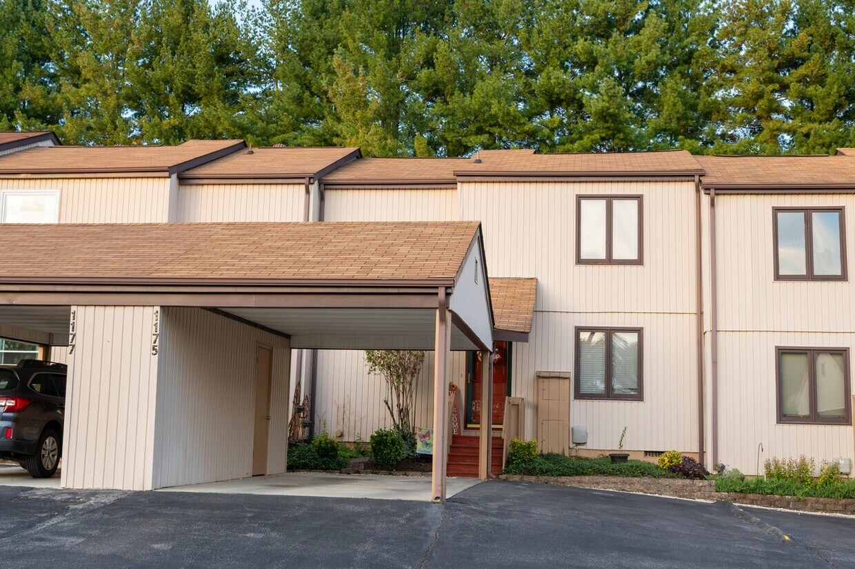Primary Photo - 1175 Pebble Dr