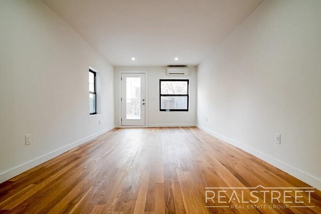 Building Photo - Luxury Triplex Brownstone in Prime Stuyves...