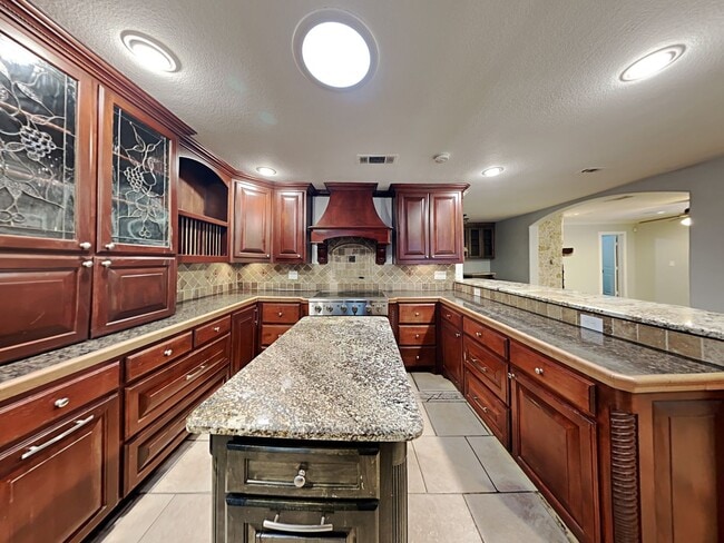 Building Photo - Spacious 4 Bed 2 Bath Home with Fireplace, Covered Patio & Fenced Yard in Denton, TX