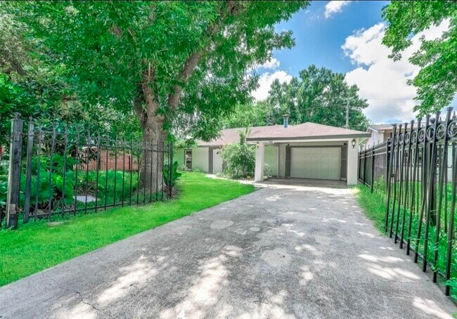 Building Photo - 1305 Winchester Dr