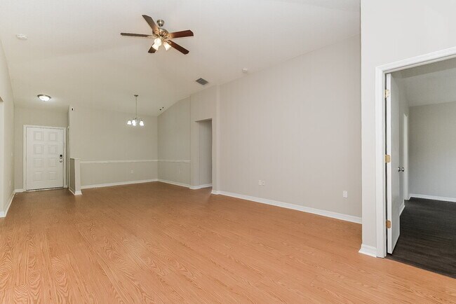 Foto del edificio - 3129 Pine Top Dr