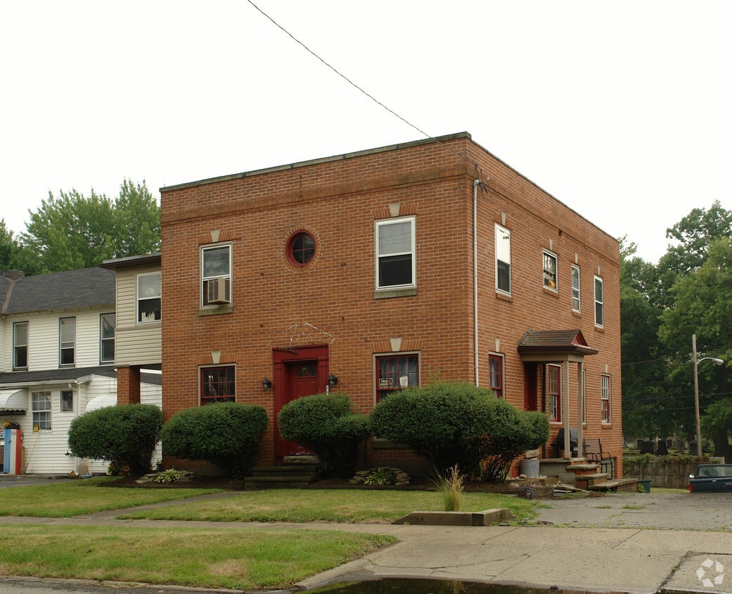 Primary Photo - 1076 Youngstown Rd SE