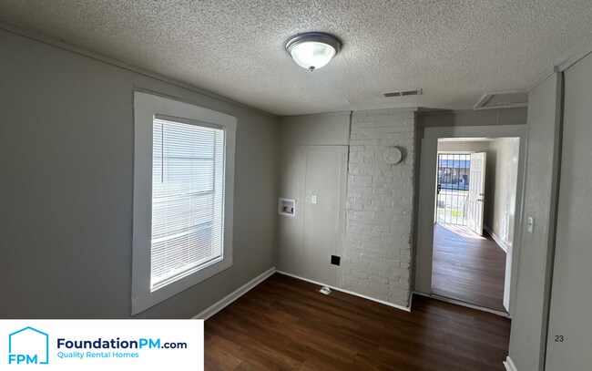 Building Photo - 1596 Barton St