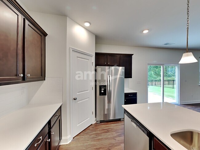 Foto del edificio - 7409 Garrett Ct