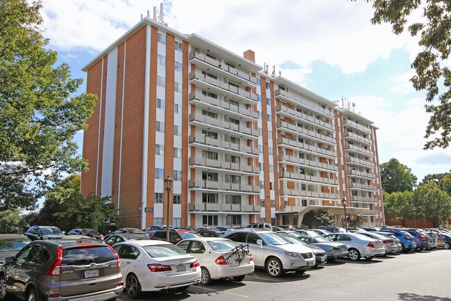 Building Photo - Sunny UVA Apartment Close to Grounds & Med...