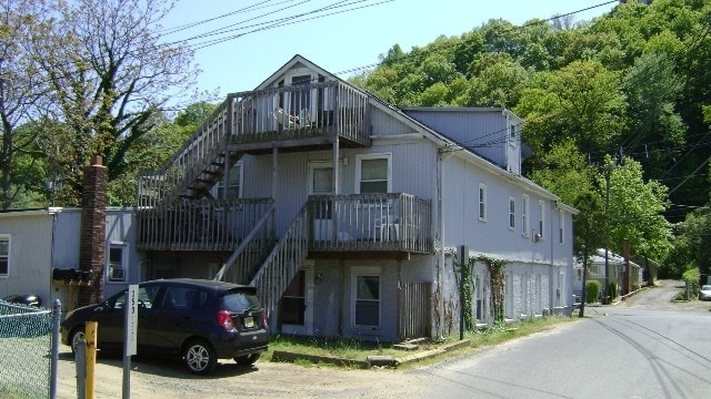 Building Photo - 354 Shore Dr