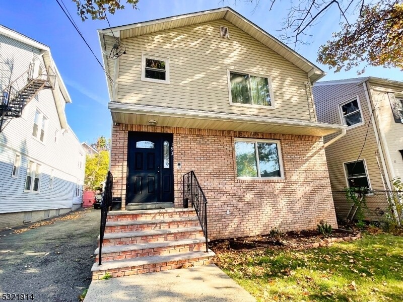 Foto principal - 183 Chancellor Ave