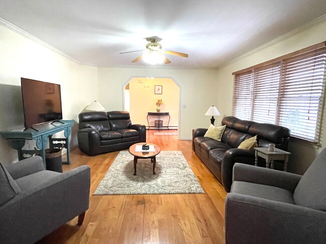 Foto del edificio - 84 Baiting Hollow Ln