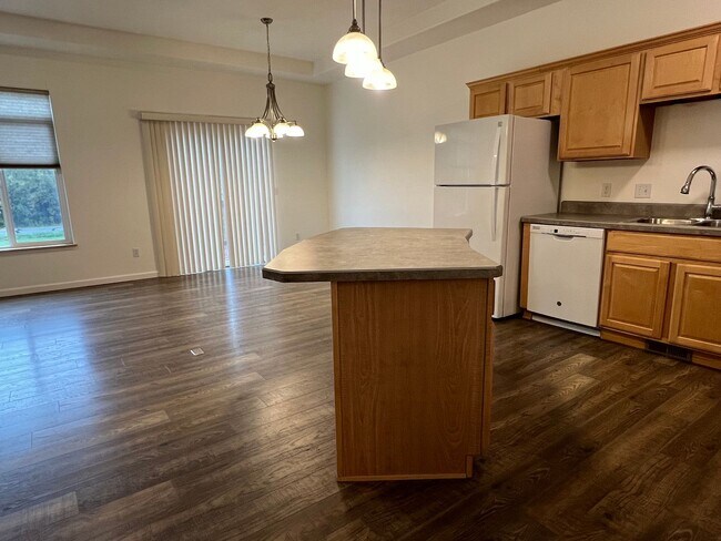 Foto del edificio - Spacious Remodeled Townhouse in Convenient...