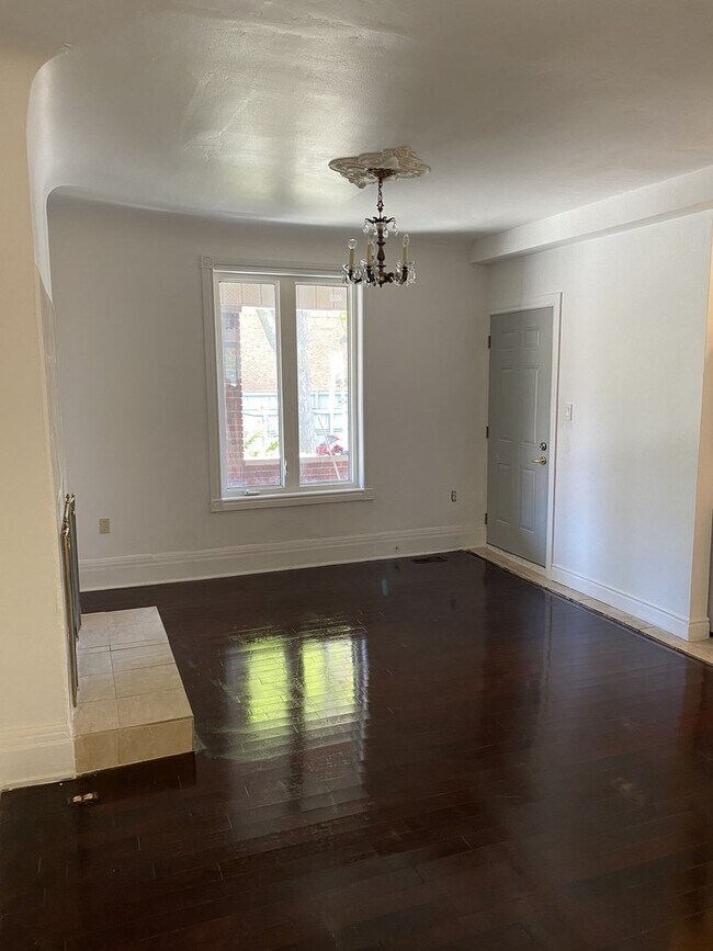 Building Photo - 2 Dearbourne Av