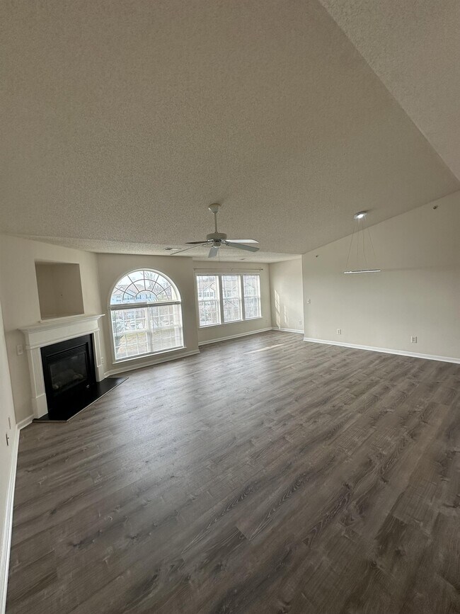Foto del edificio - 6112 Hedgecock Cir