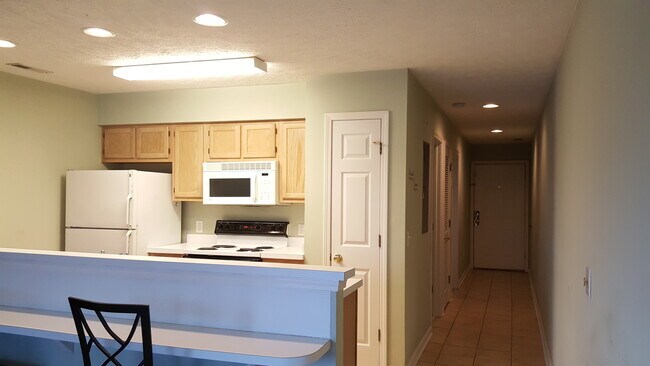 Foto del edificio - REDUCED! Fully Furnished 1 Bedroom Condo i...