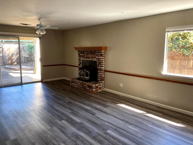 Foto del edificio - 4 bedroom with bonus room and office close...