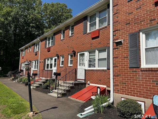 Building Photo - 480 Radmere Rd