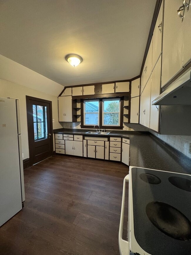 Building Photo - 9612 Bowman St