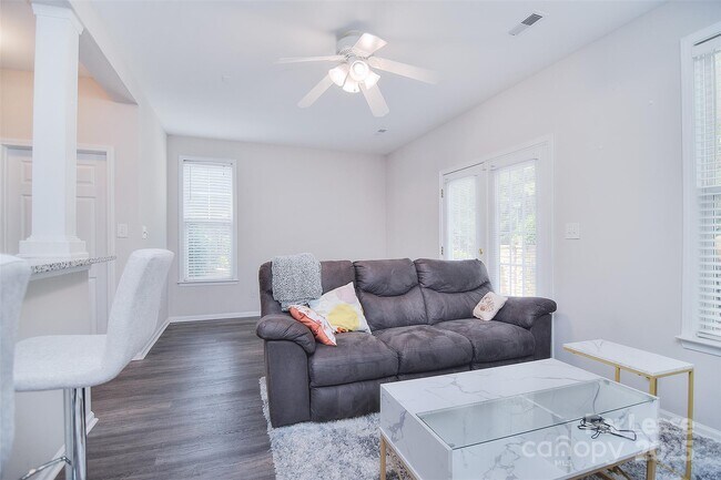 Foto del edificio - 11315 Dundarrach Ln