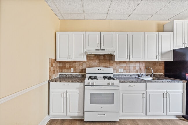 Building Photo - 409 Plandome Rd