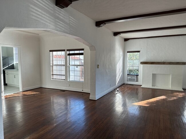 Foto del edificio - 1600 N Stanley Ave