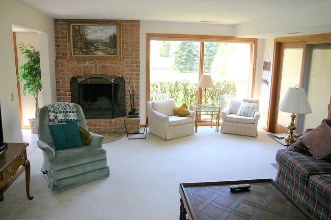 Spacious living room with view - 4654 Dustys Cir