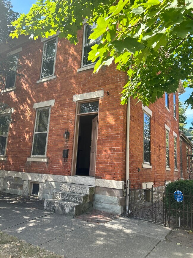 Entrance - 118 E Kossuth St
