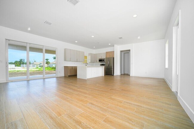 Building Photo - 15245 Brainbridge Cir
