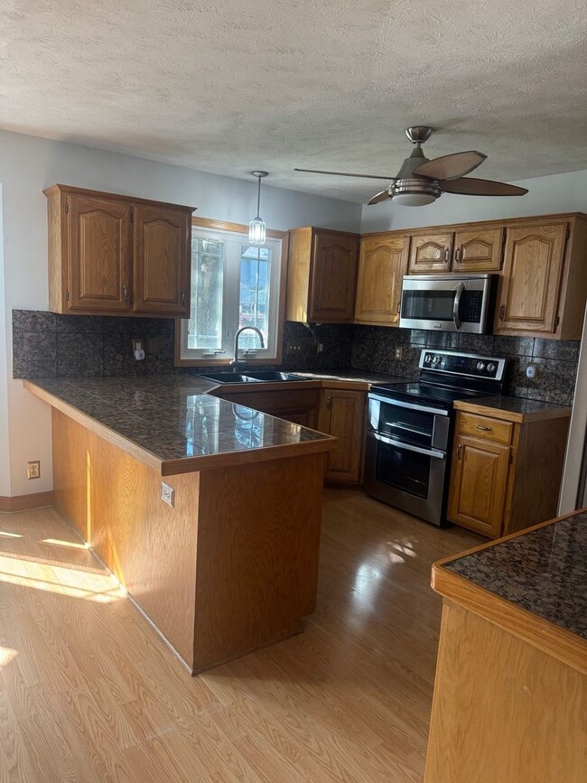 Building Photo - Spacious 4-Bed Lake Shore Two-Story with F...