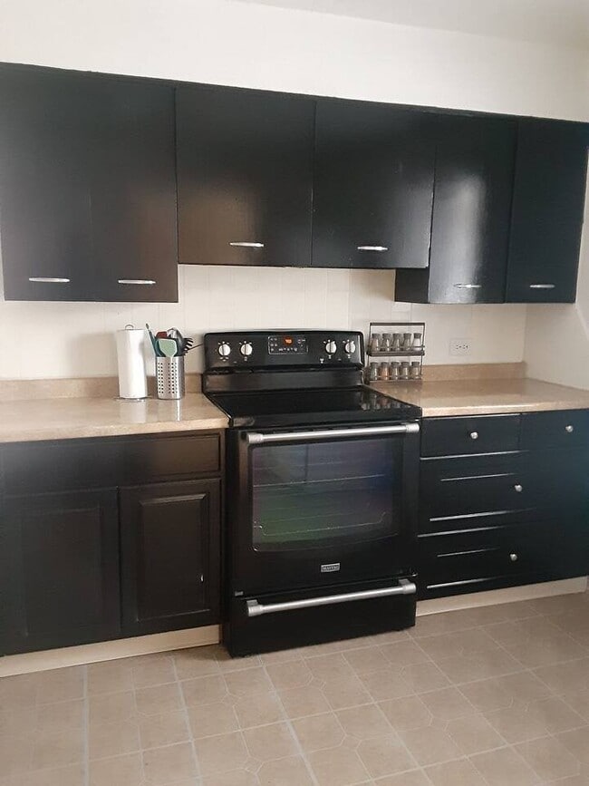 Building Photo - 870 W 300 S