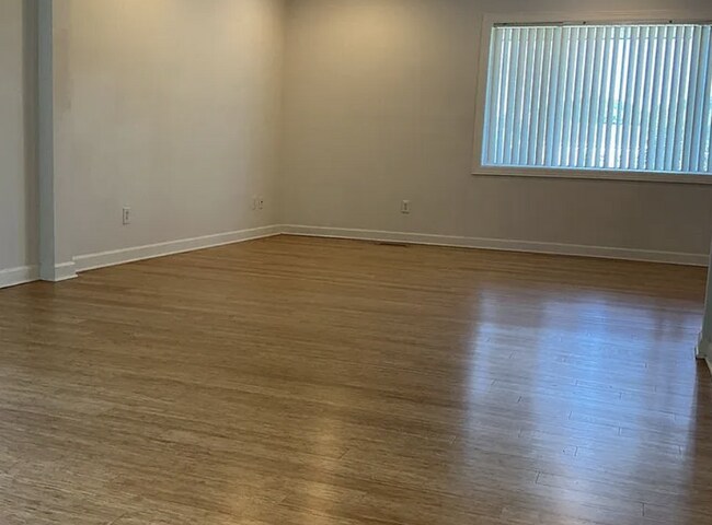 Foto del edificio - Spacious Contemporary Brentwood Home with Main-Level Primary Suite- Home Office/Remote Work Friendly