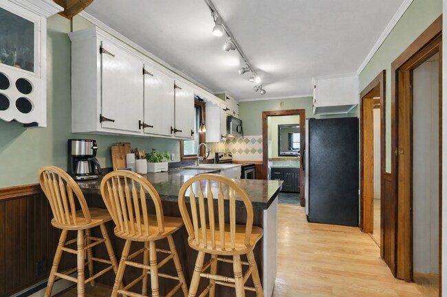 Building Photo - Huge 6 bedroom 3 bathroom SFH! Available June 2026