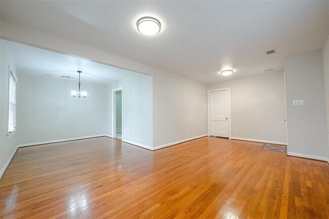 Foto del edificio - 913 W 18th St