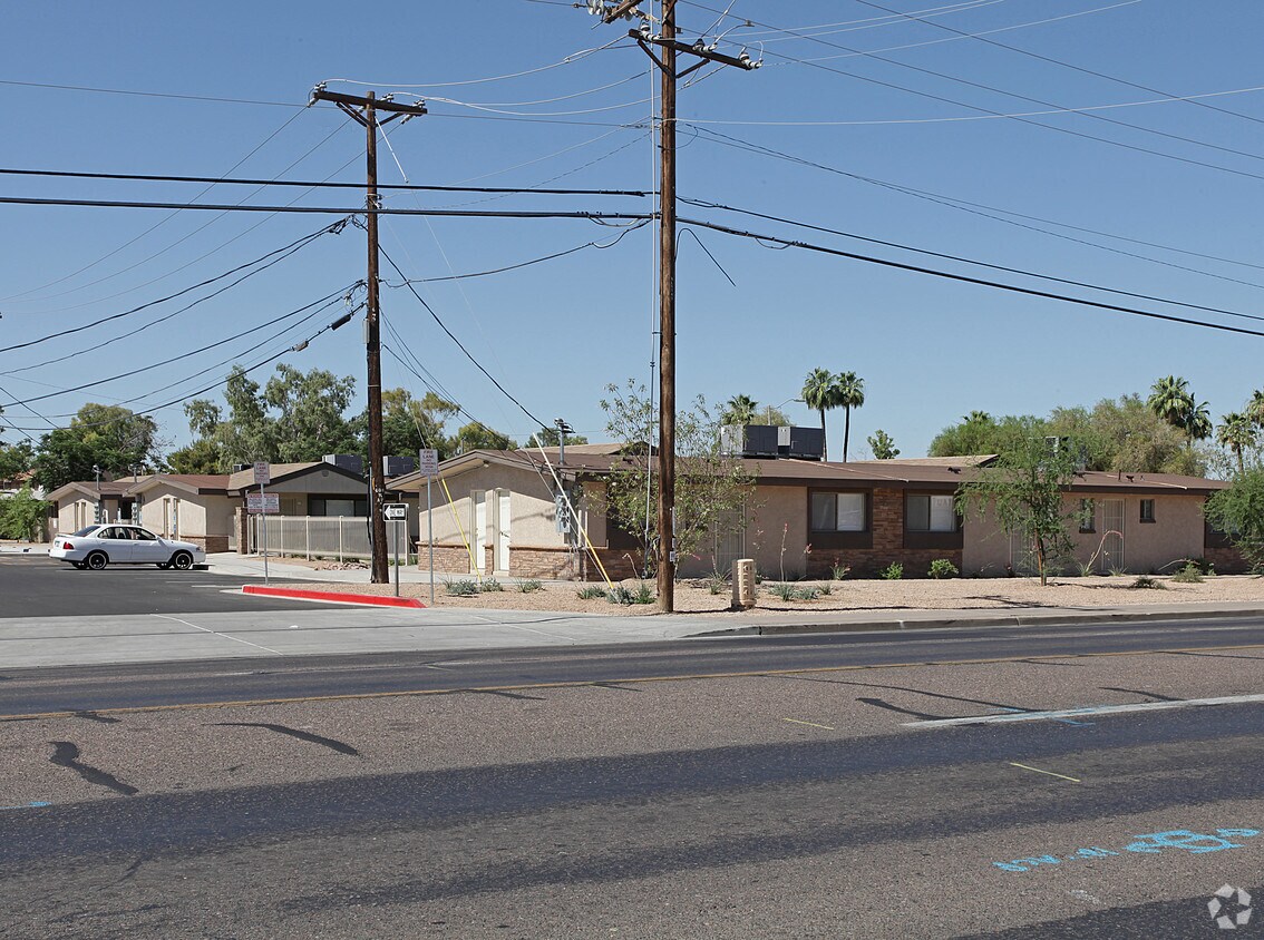 Building Photo - El Jardin