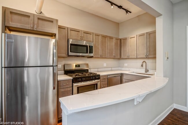 Building Photo - 644 W Wrightwood Ave