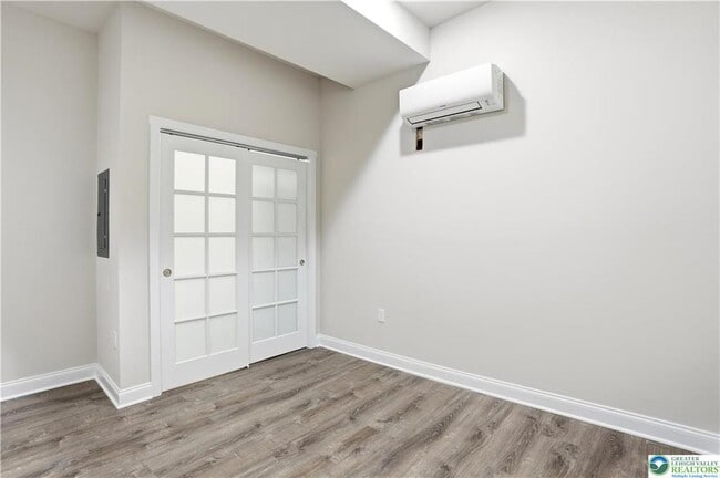 Building Photo - 109 S Centre St