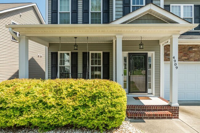 Foto del edificio - APPLICATION PENDING! Charming 4-Bedroom, 2...