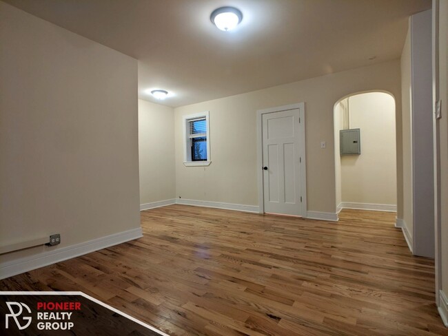 Building Photo - Studio close to Ravenswood Metra & Brown line
